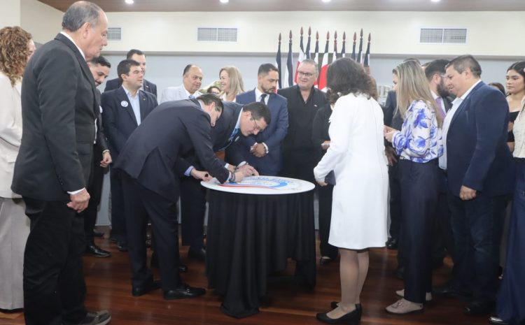  Candidatos firman pacto contra troles, noticias falsas y violencia política en campaña presidencial